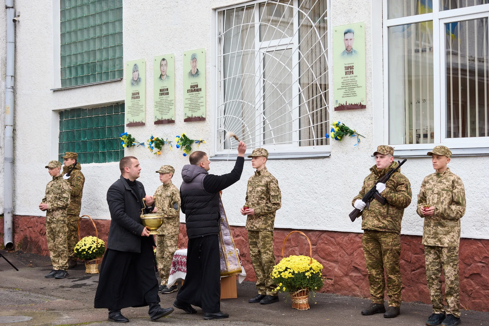 Вшанування пам’яті військових біля меморіальної стіни