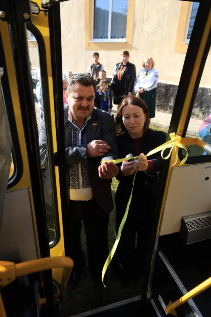 Урочисте відкриття шкільного автобуса з перерізанням стрічки