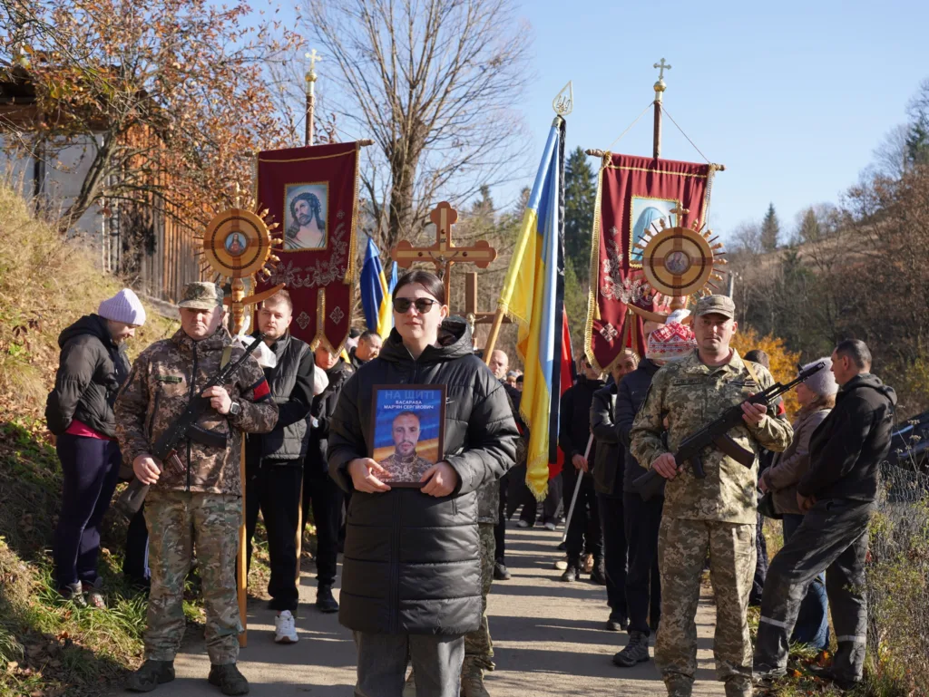 Процесія з прапорами та військовими у формі
