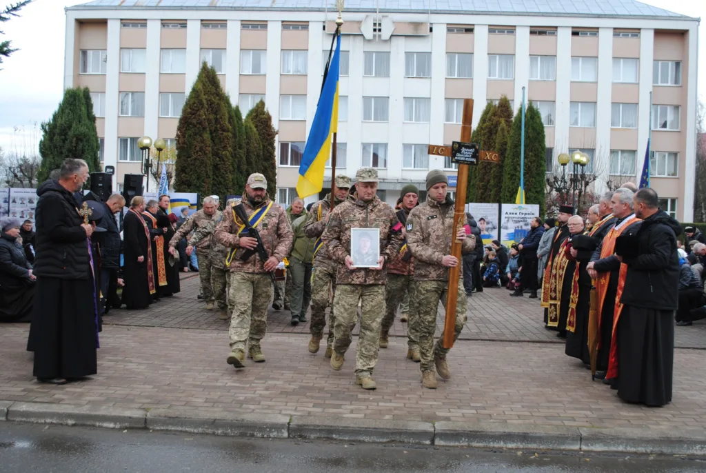 Військові несуть портрет і хрест героя України