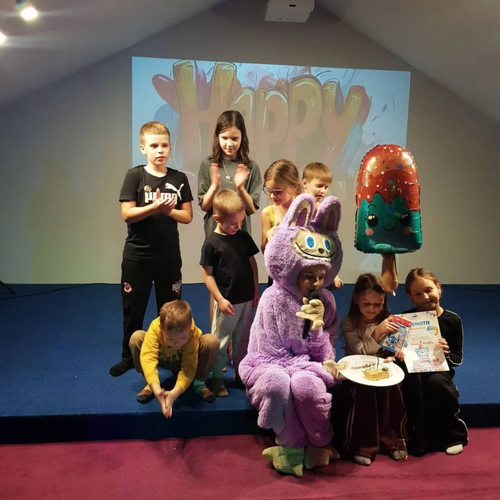 Діти святкують день народження з аніматором у костюмі