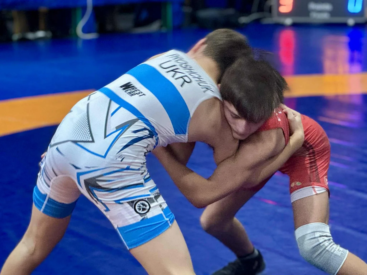 Двоє борців змагаються на килимі