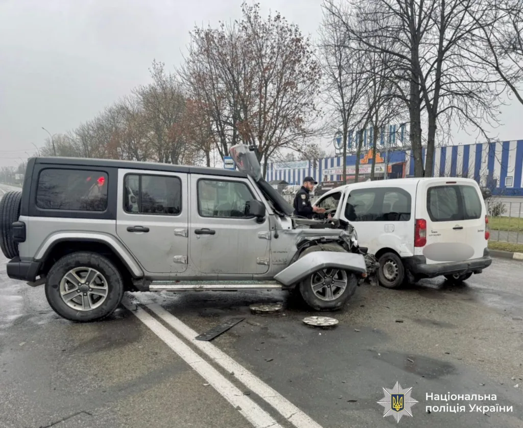 ДТП двох автомобілів у місті під дощем