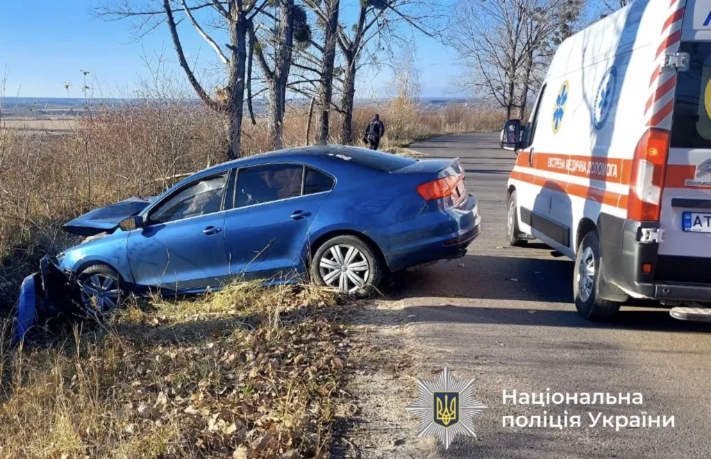 ДТП: синя машина та швидка допомога на узбіччі