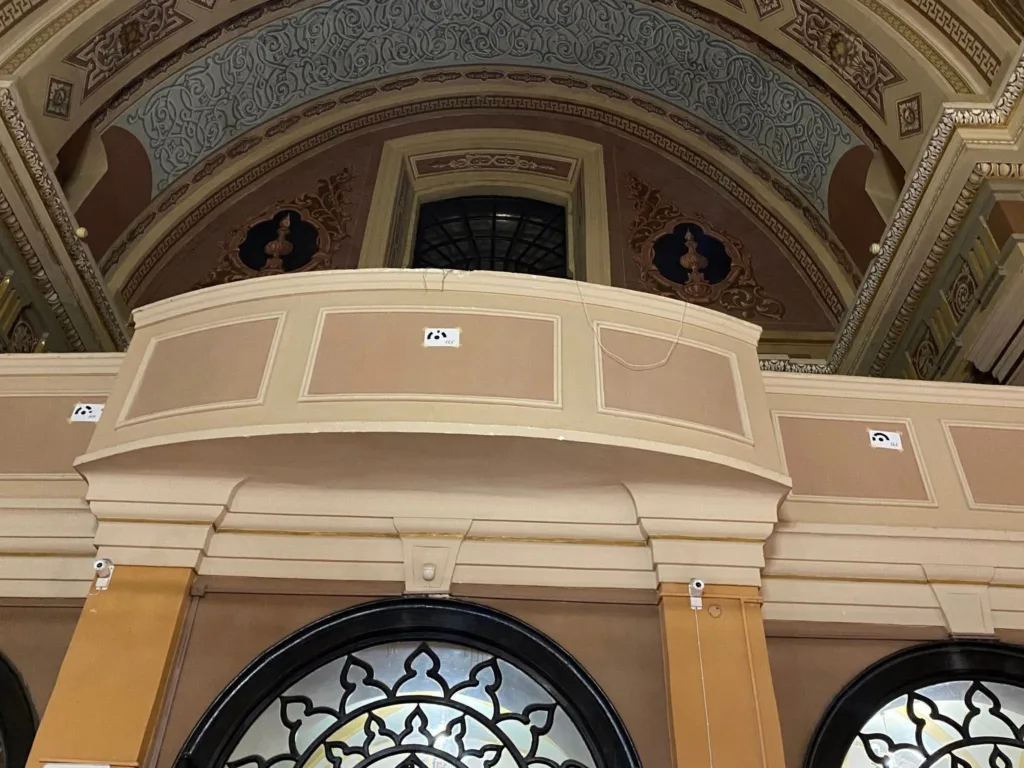 Оздоблена арка з візерунками в історичній будівлі