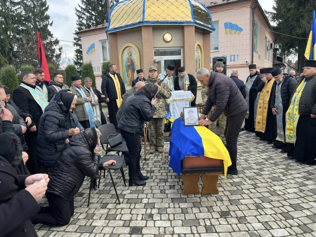 Похорон українського військового з прапором України