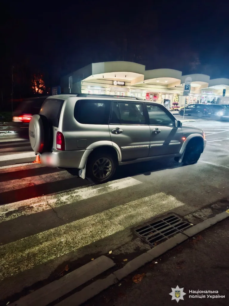 Автомобіль припаркований на пішохідному переході вночі