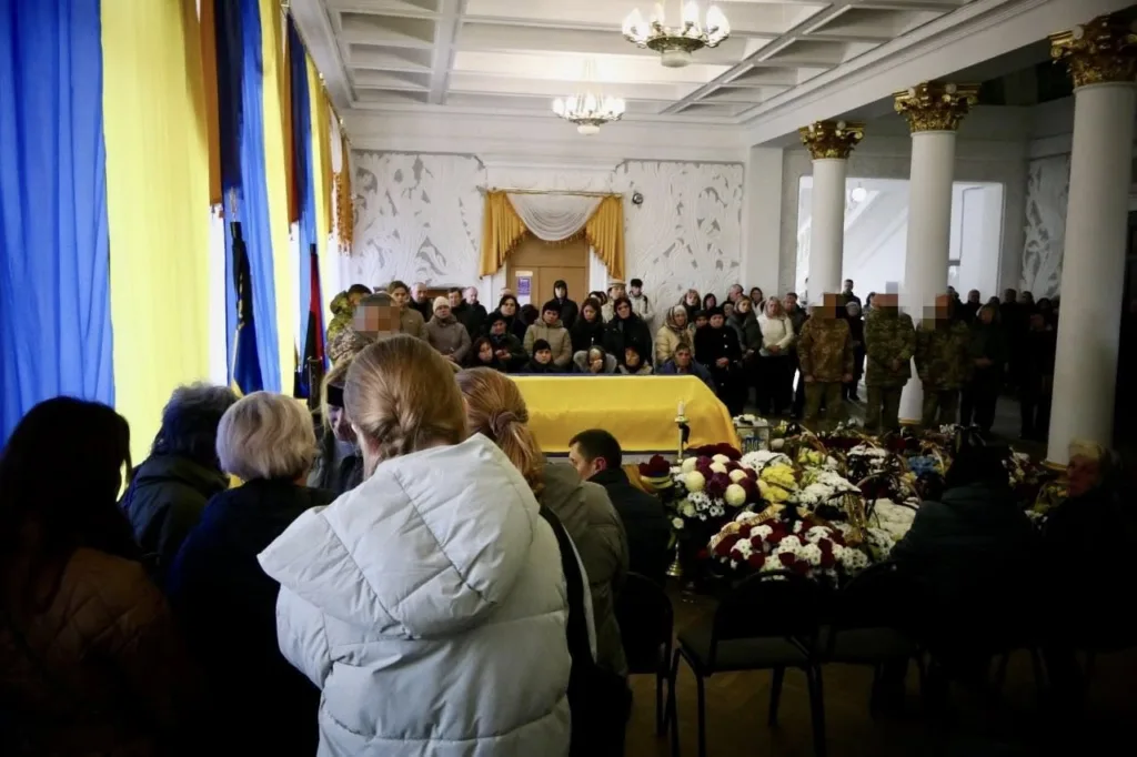 Прощання з військовим героєм у залі з прапорами