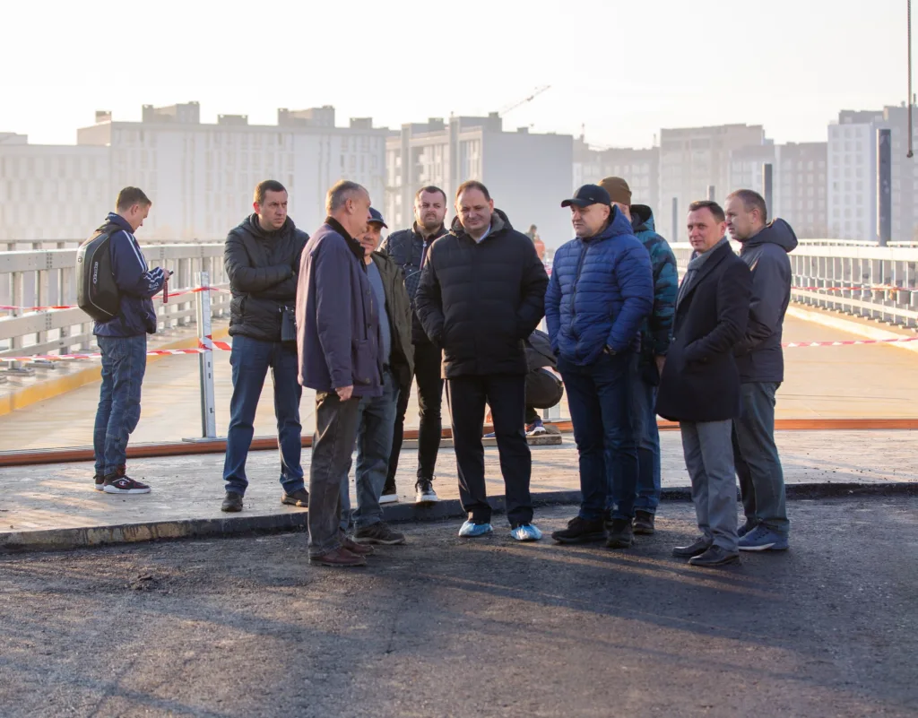 Група людей оглядає новий міст у місті