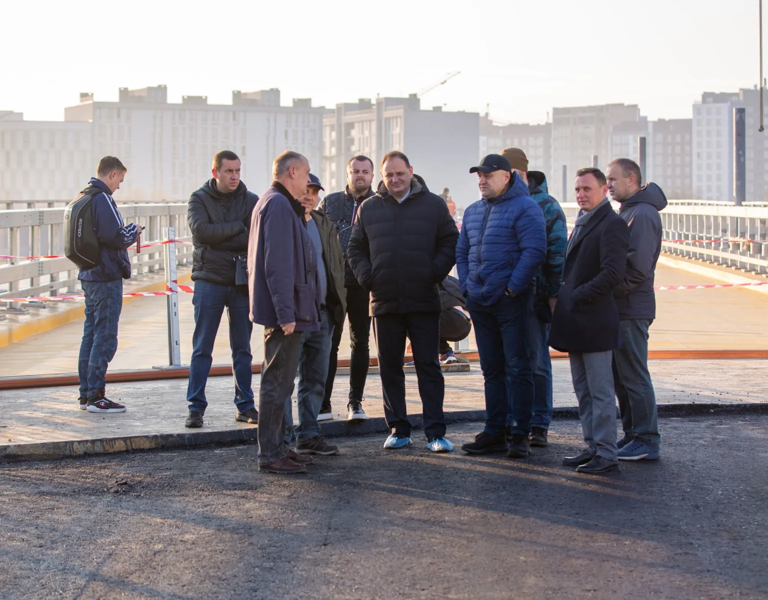 Група людей оглядає новий міст у місті