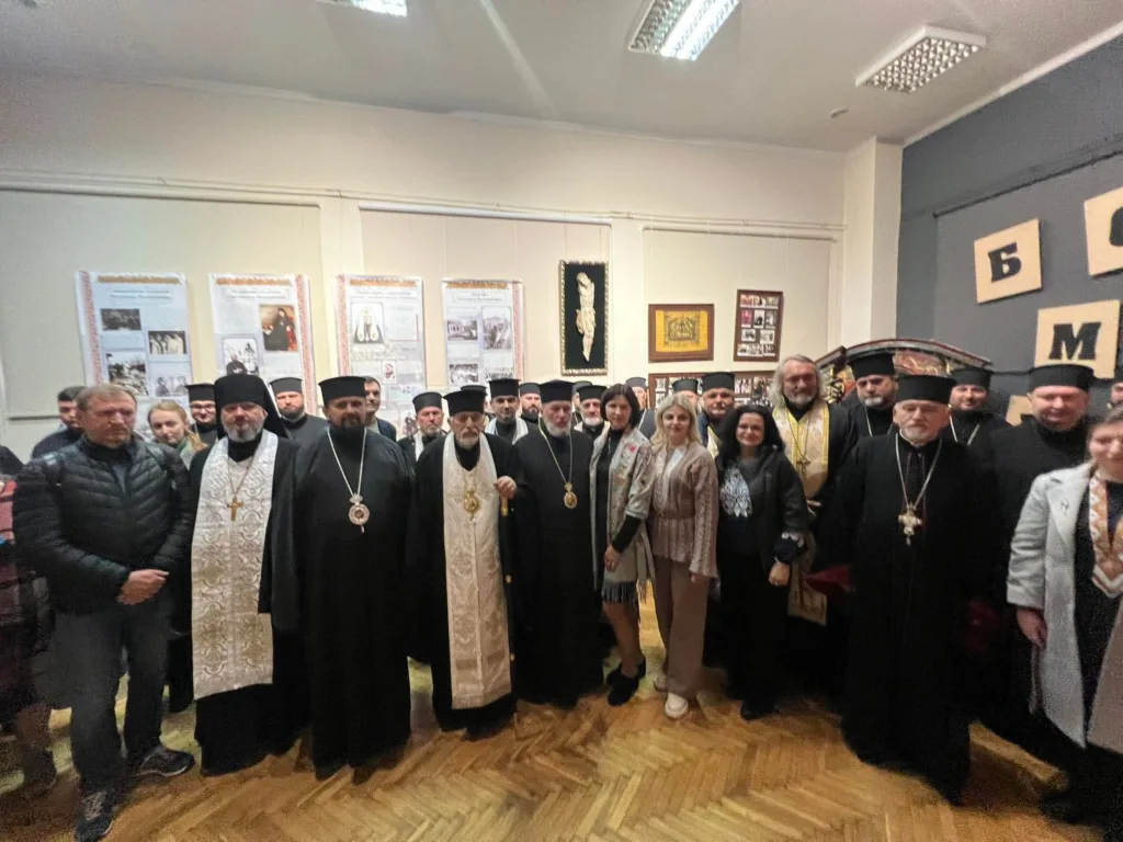 Група священнослужителів і вірян у храмі