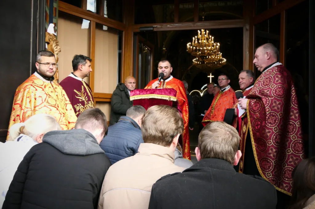 Священники проводять богослужіння перед церквою