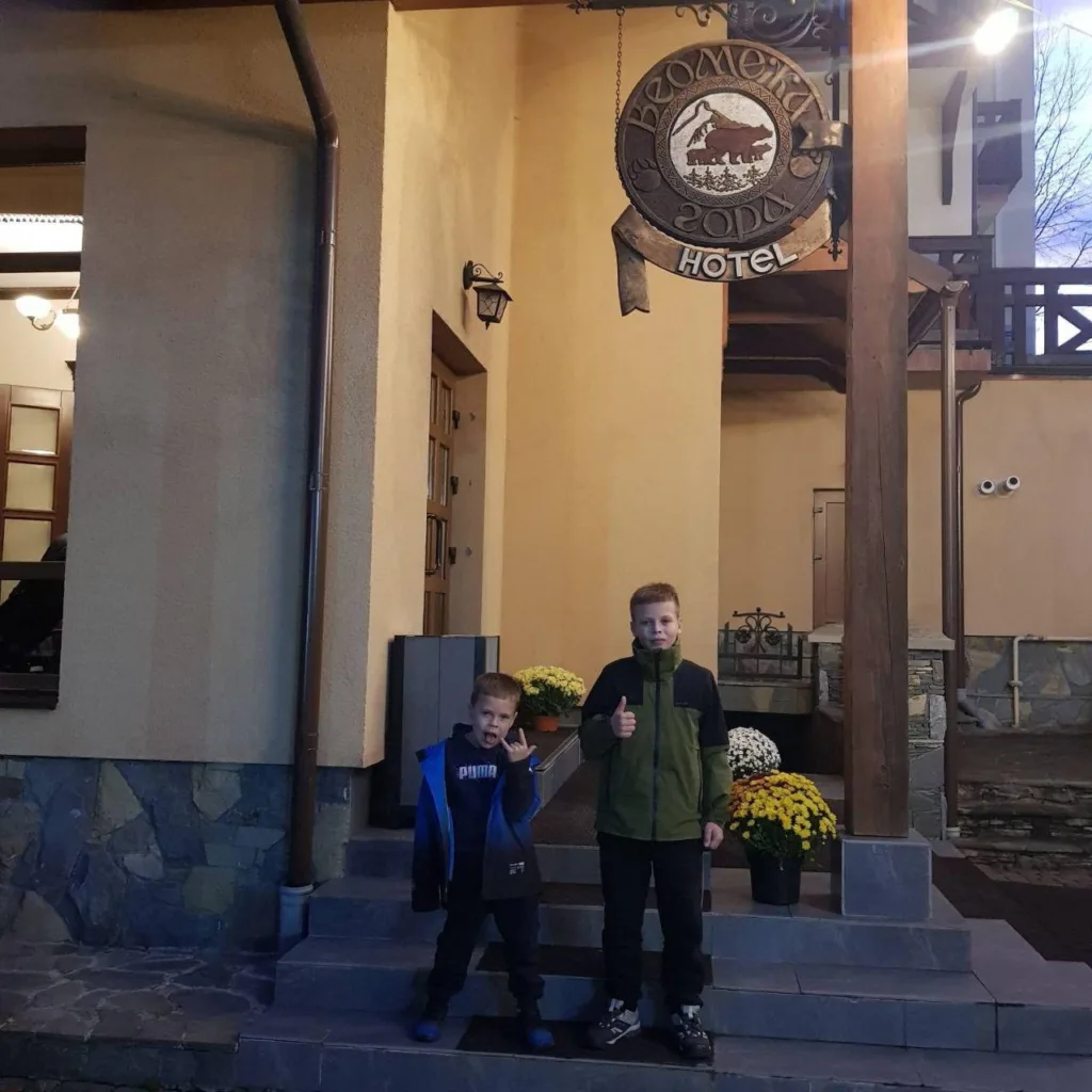 Двоє дітей перед готелем Ведмежа гора
