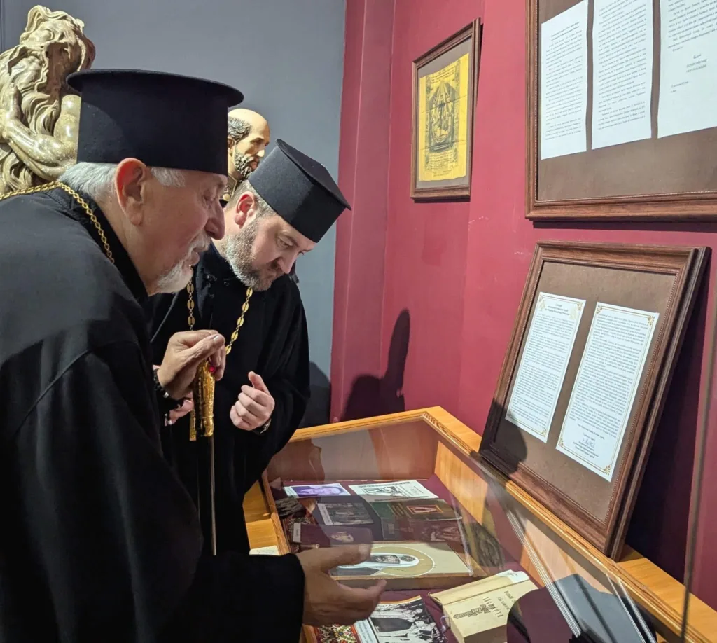 Священнослужителі оглядають експонати церковного музею