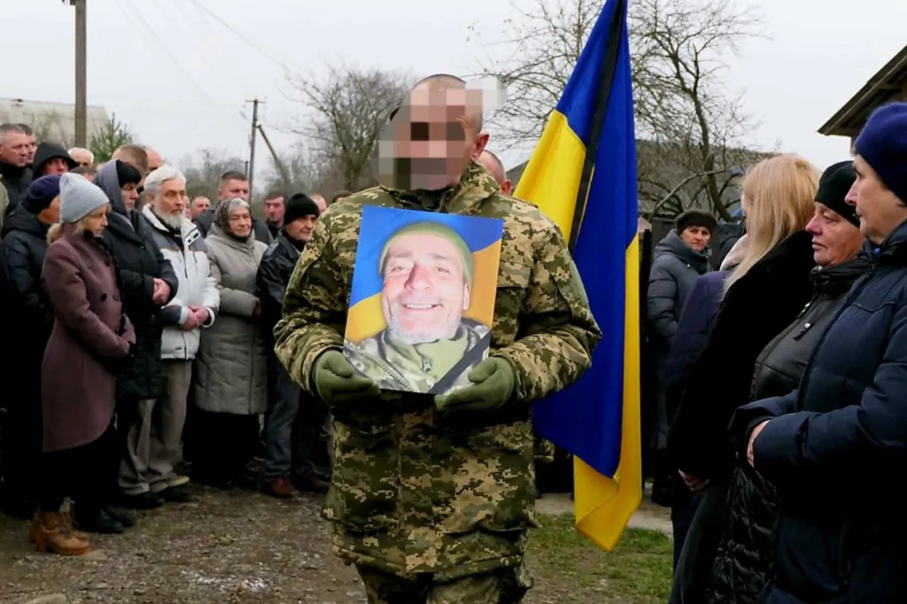 Похорон українського солдата з державним прапором