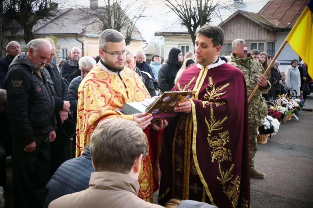 Священники проводять церемонію на вулиці