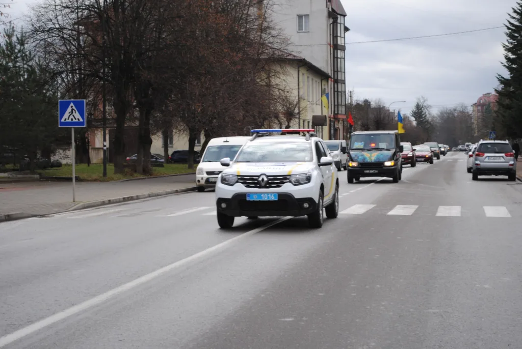 Поліцейський автомобіль на міській вулиці
