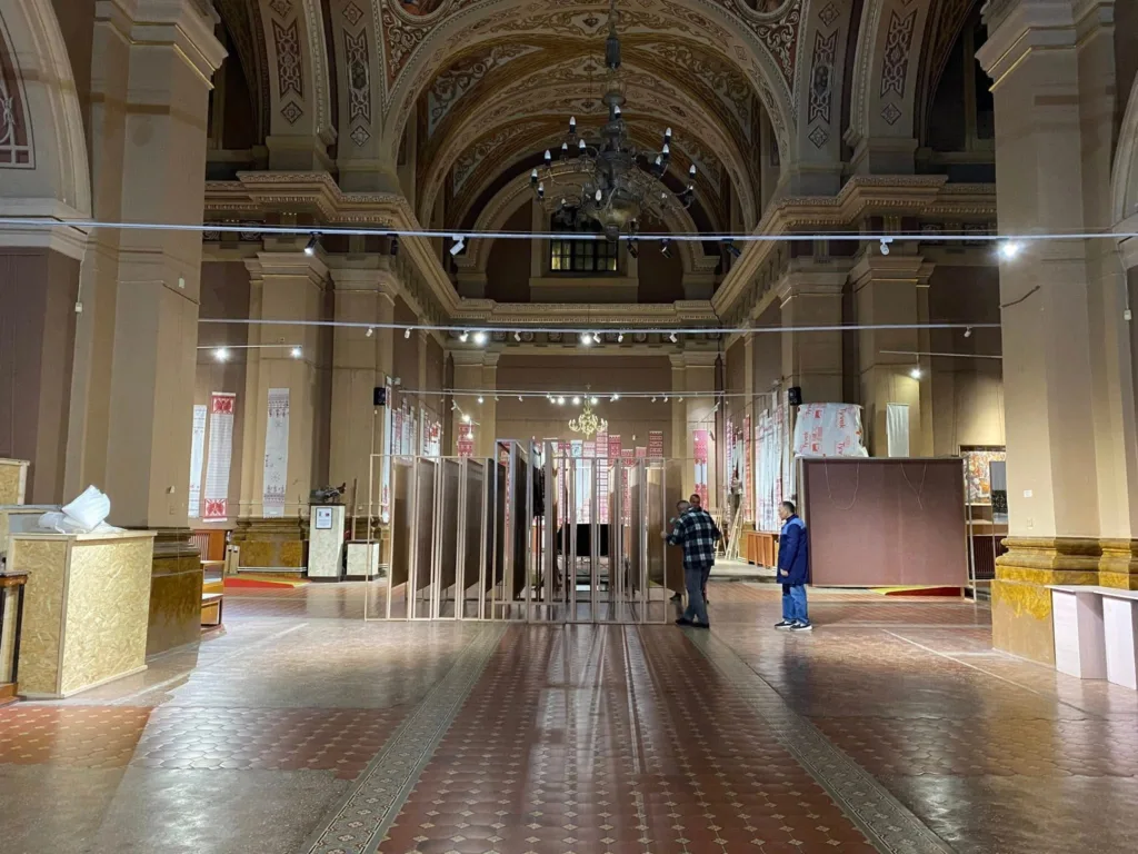 Інтер'єр музею з виставковими стендами та людьми