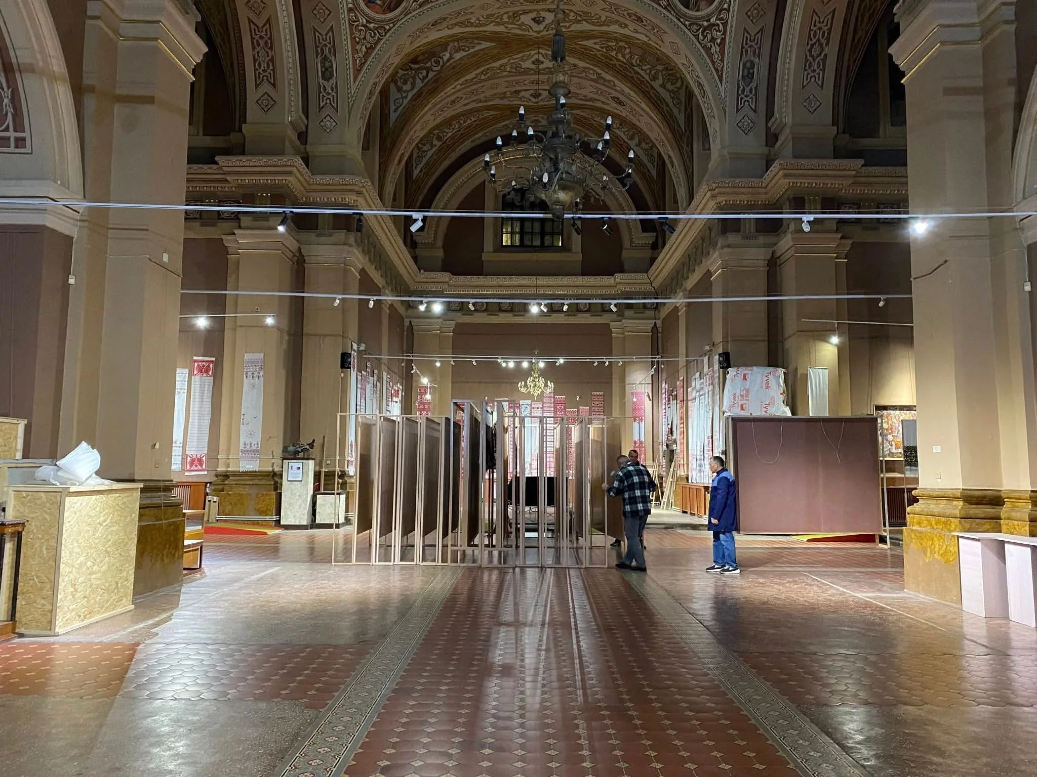 Інтер'єр музею з виставковими стендами та людьми