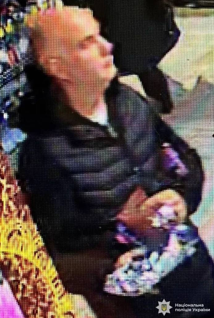 Чоловік у чорній куртці в приміщенні