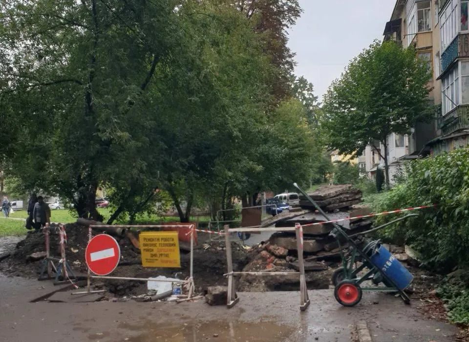 Дорожні ремонтні роботи біля житлового будинку