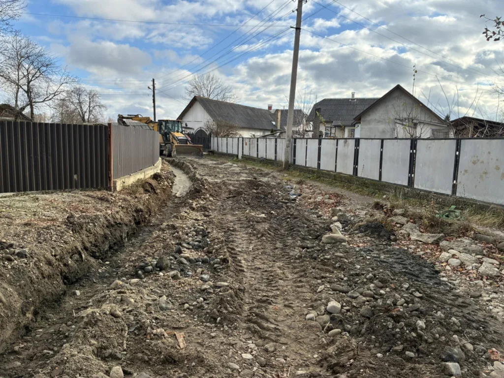 Будівництво дороги між житловими будинками