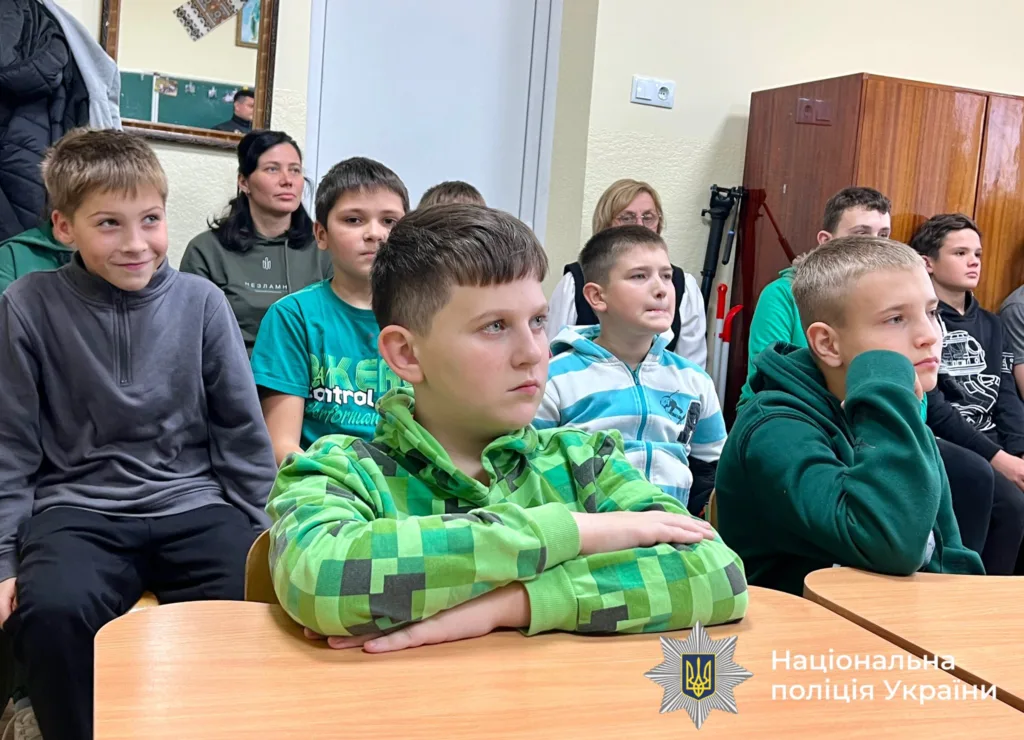 Діти слухають урок від поліції України