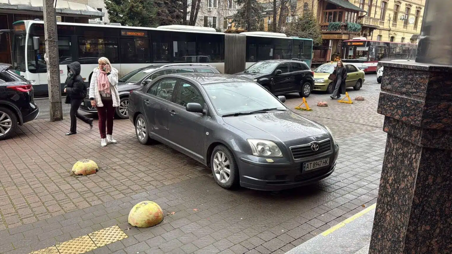 Сірий автомобіль припаркований на тротуарі міста