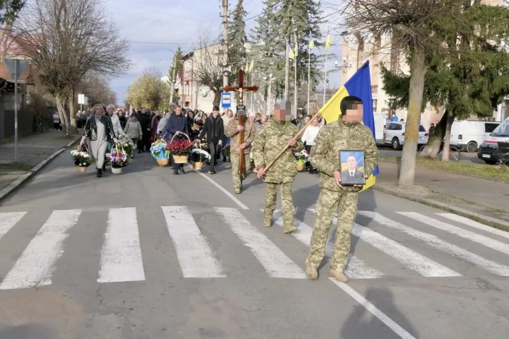 Процесія вшанування загиблого військового в Україні