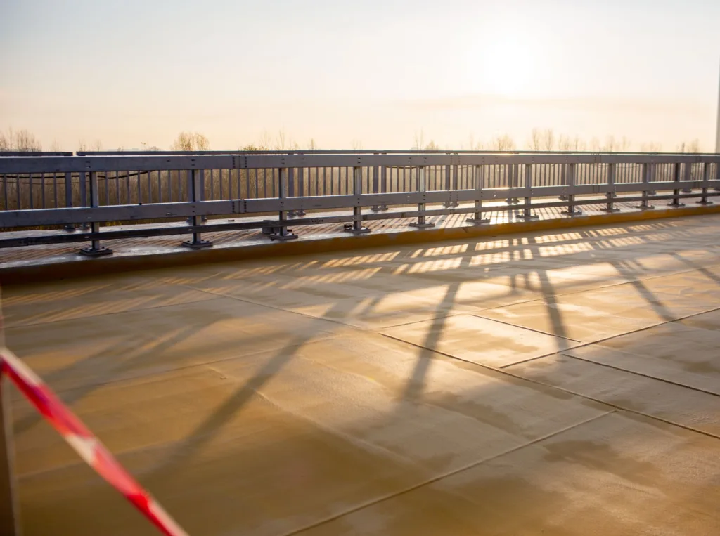 Сонячний міст із металевими поручнями