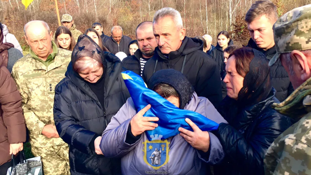 Люди оплакують загиблого героя України