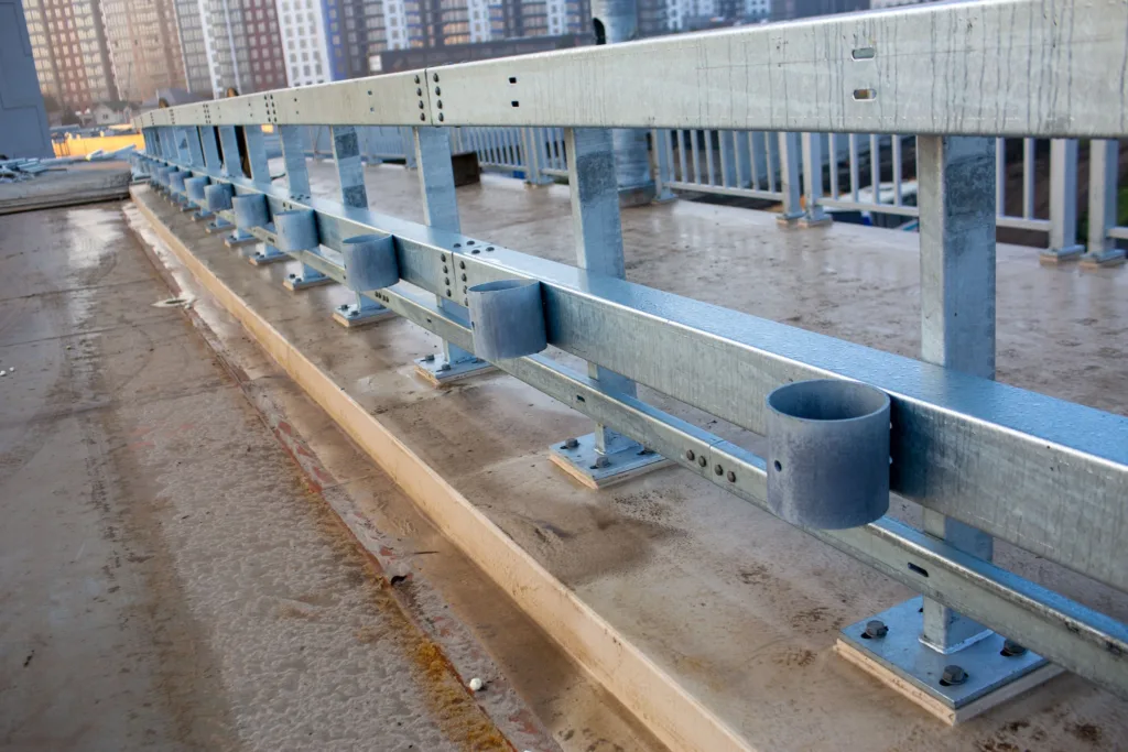 Металеві перила на даху будівлі