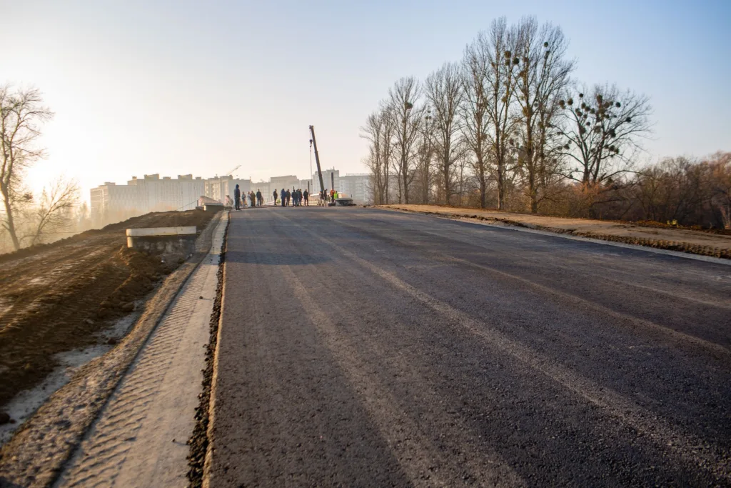 Будівництво нової дороги біля міста взимку