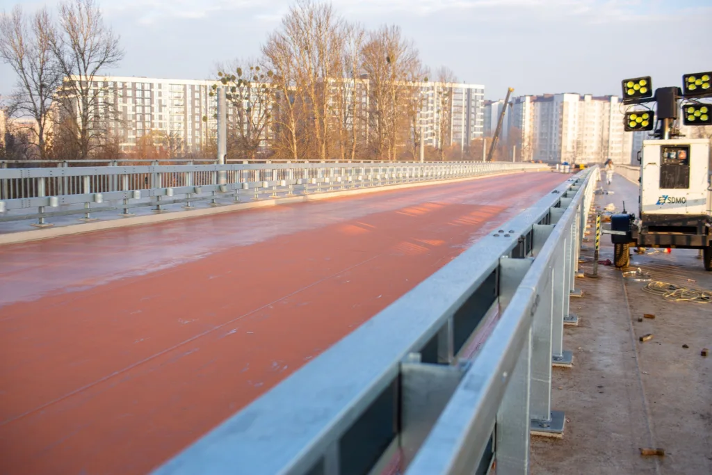 Новий міст у процесі будівництва взимку