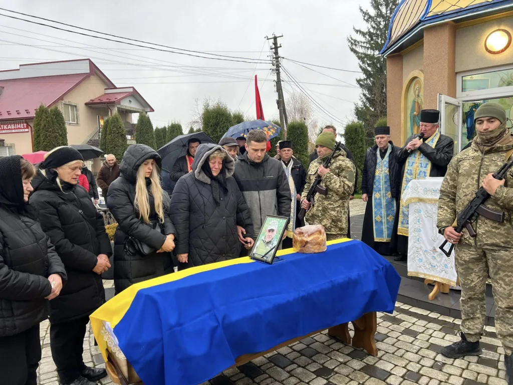 Прощання з українським військовим біля церкви