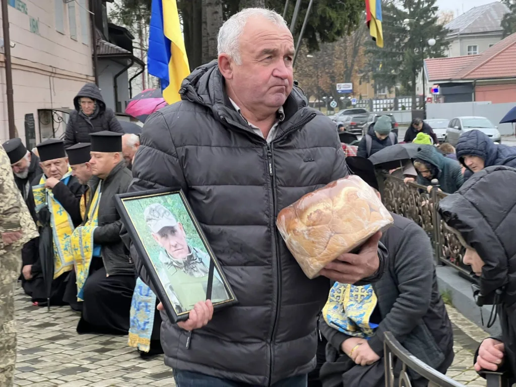 Прощання із загиблим військовим у місті України