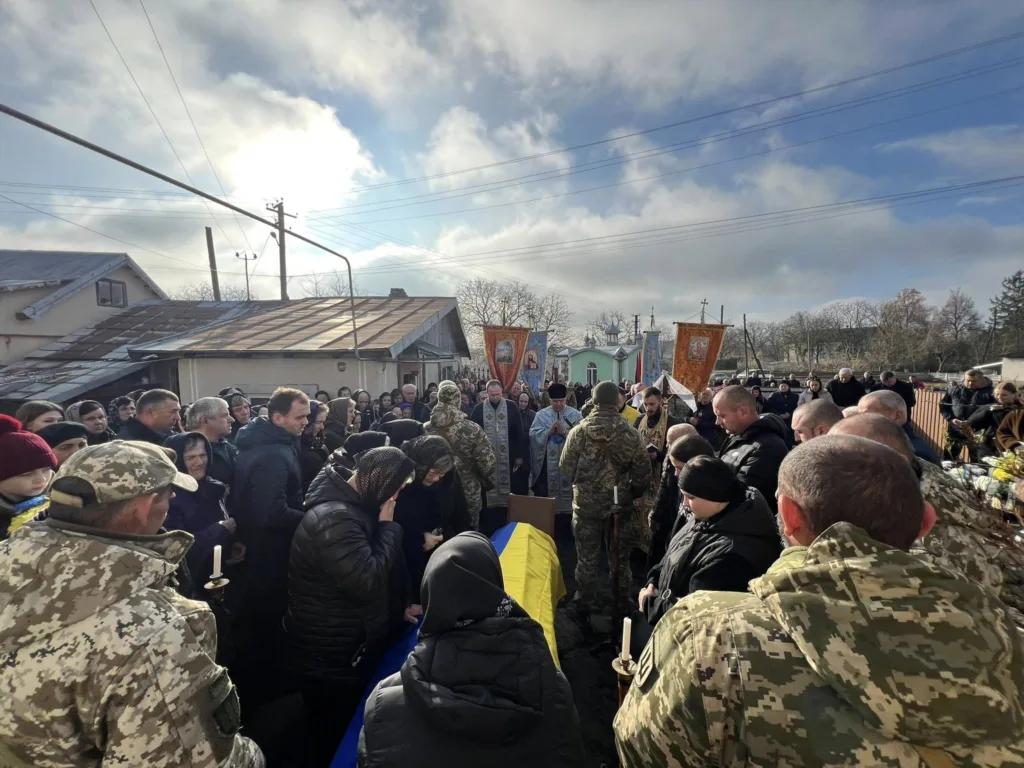 Прощання з українським військовим під час церемонії похорону