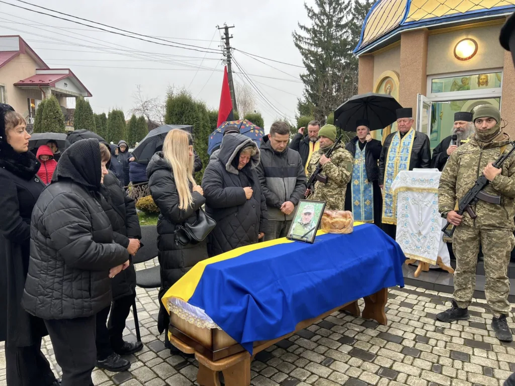 Прощання з військовим біля церкви під час похорону