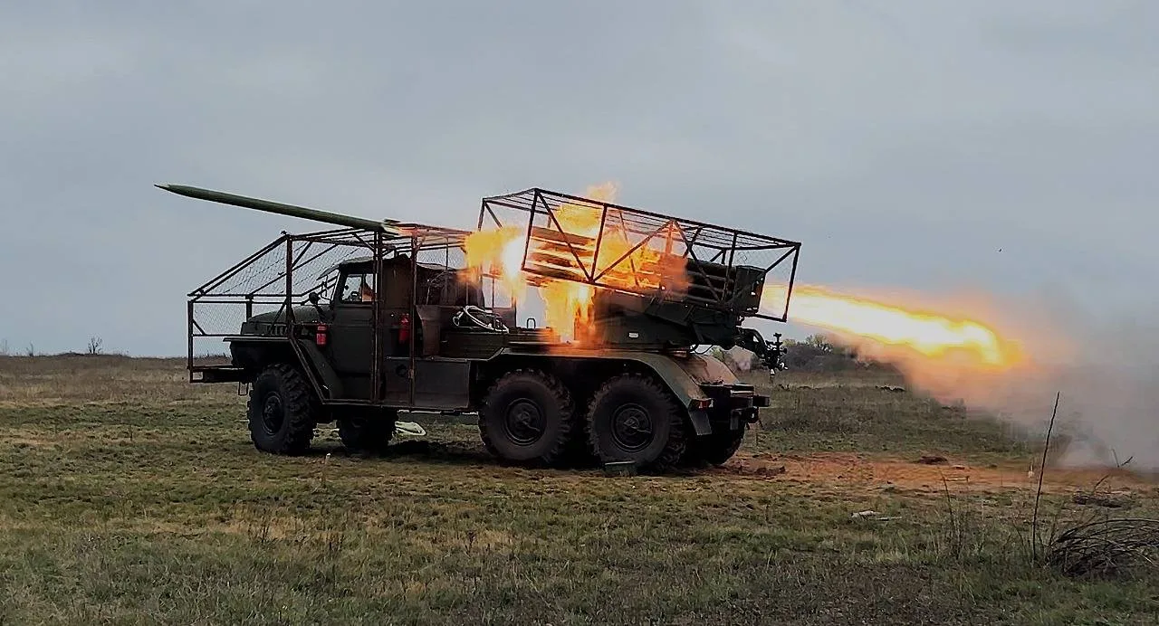 Ракетна установка запускає ракету на полігоні