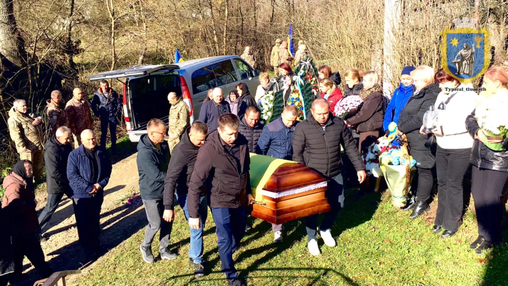 Похоронна процесія з прапорами України