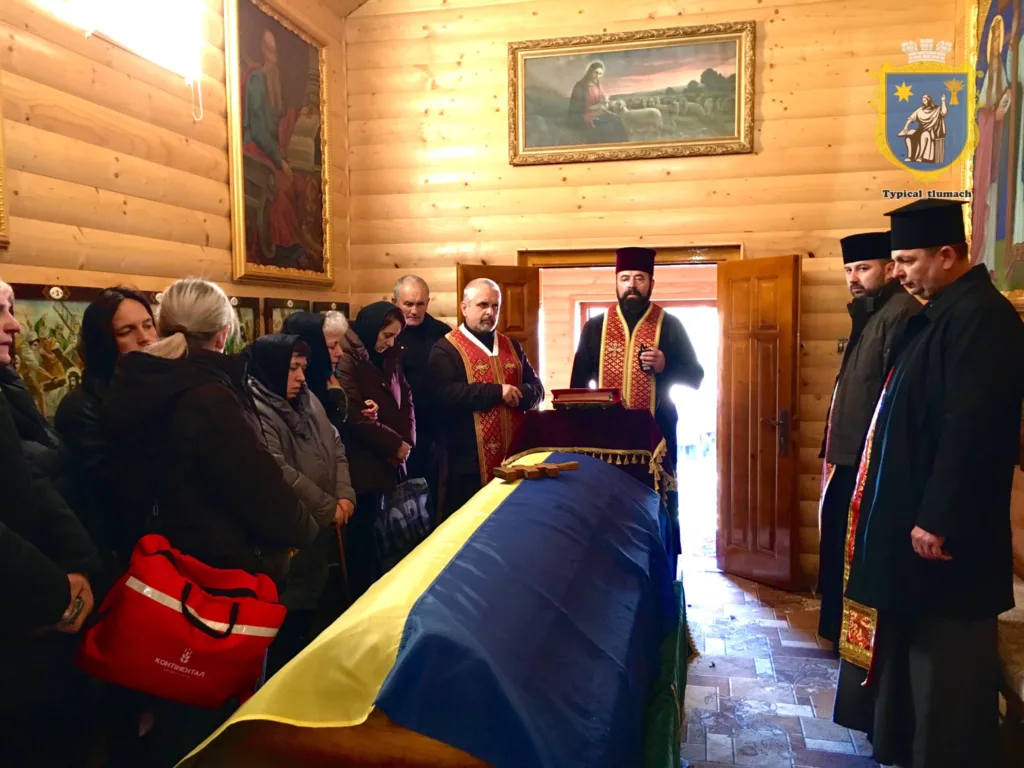 Похоронна церемонія у церкві з українським прапором