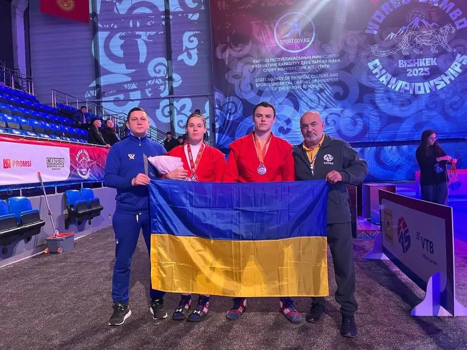Українські спортсмени з прапором на чемпіонаті