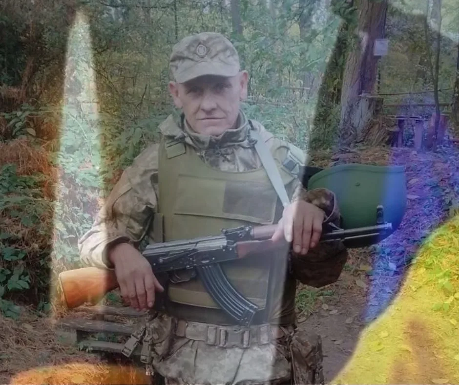 Український солдат у лісі з автоматом