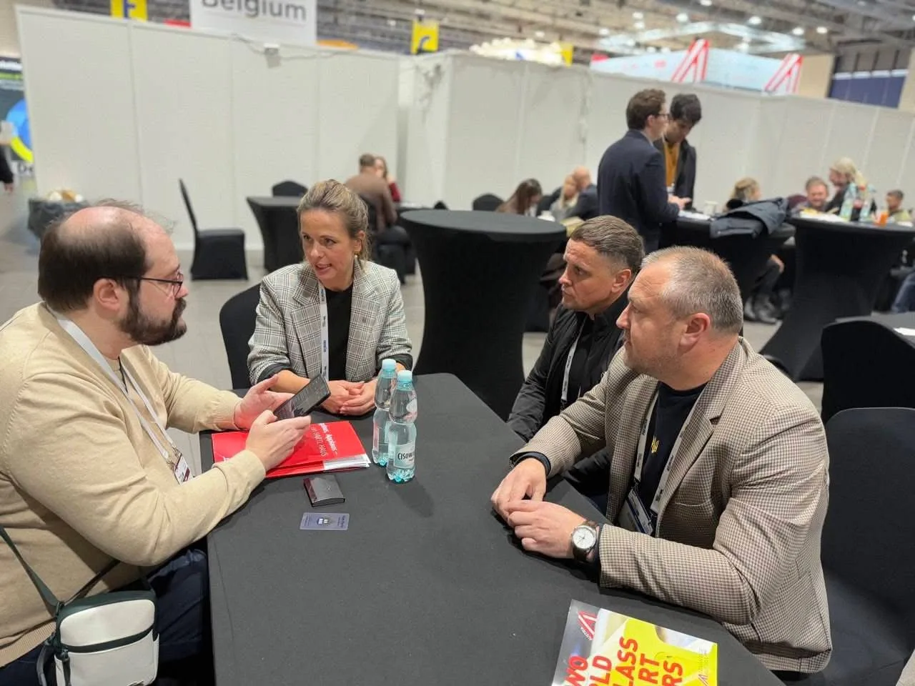 Ділова зустріч чотирьох людей на конференції