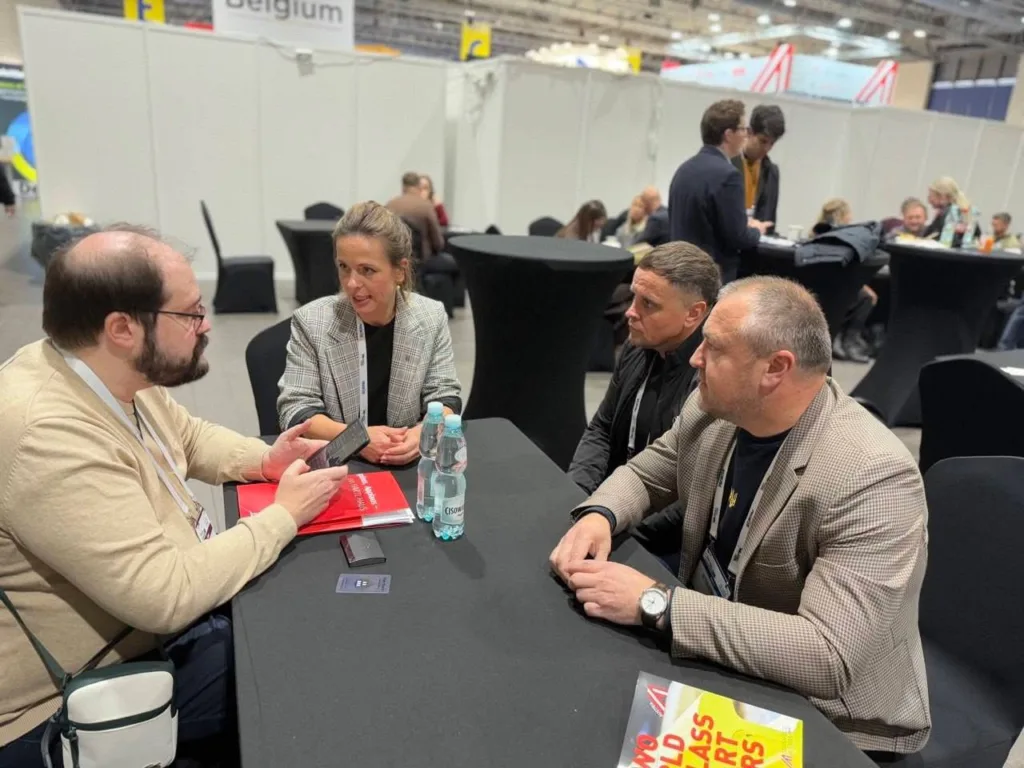 Люди обговорюють проєкт на бізнес-конференції