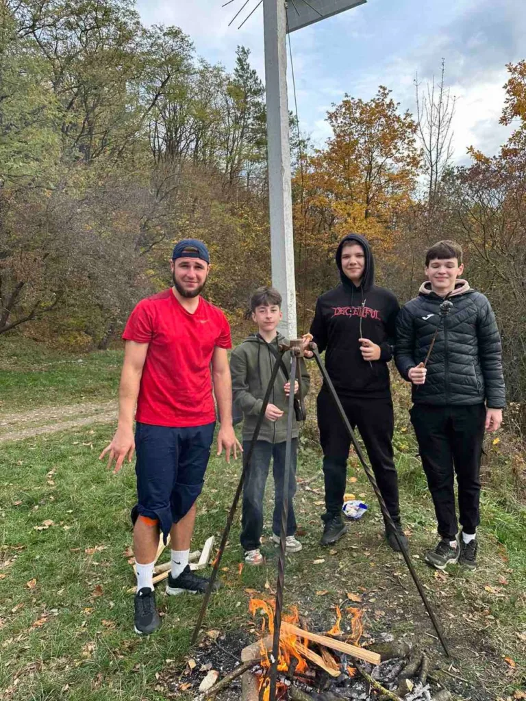 Група друзів біля багаття на природі