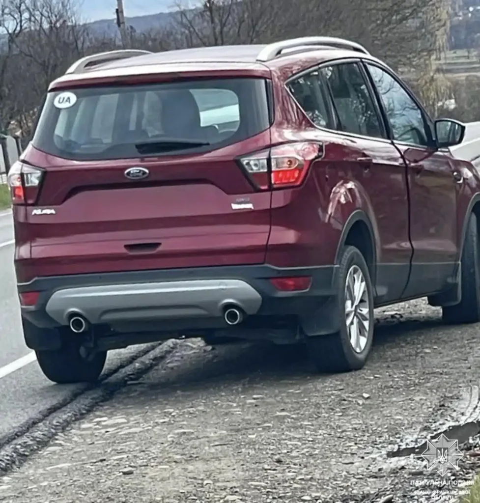 Червоний позашляховик Ford стоїть на узбіччі дороги