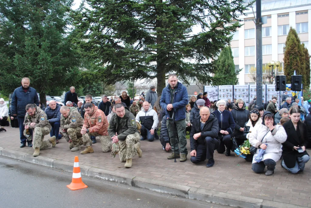 Люди на колінах вшанували загиблих військових героїв