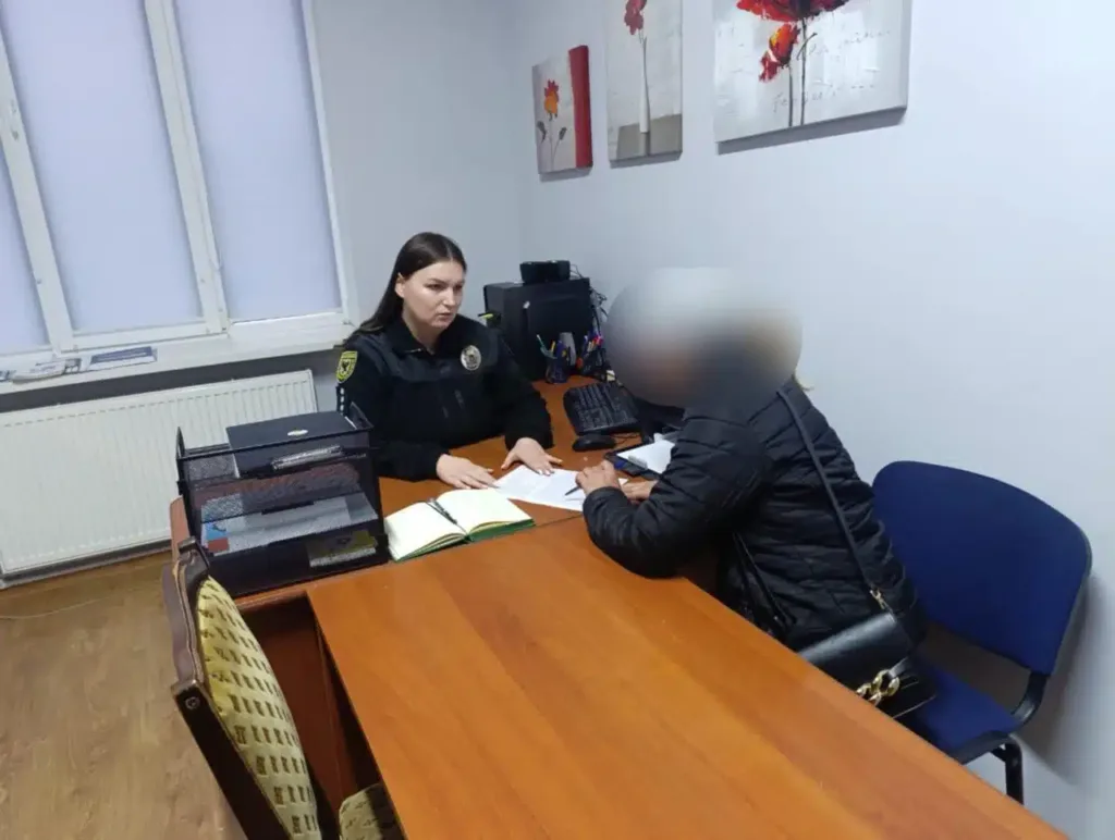 Поліція проводить опитування у кабінеті