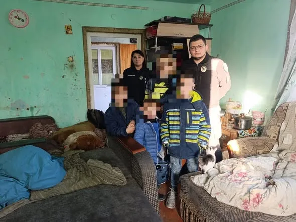 Поліцейські допомагають дітям у будинку